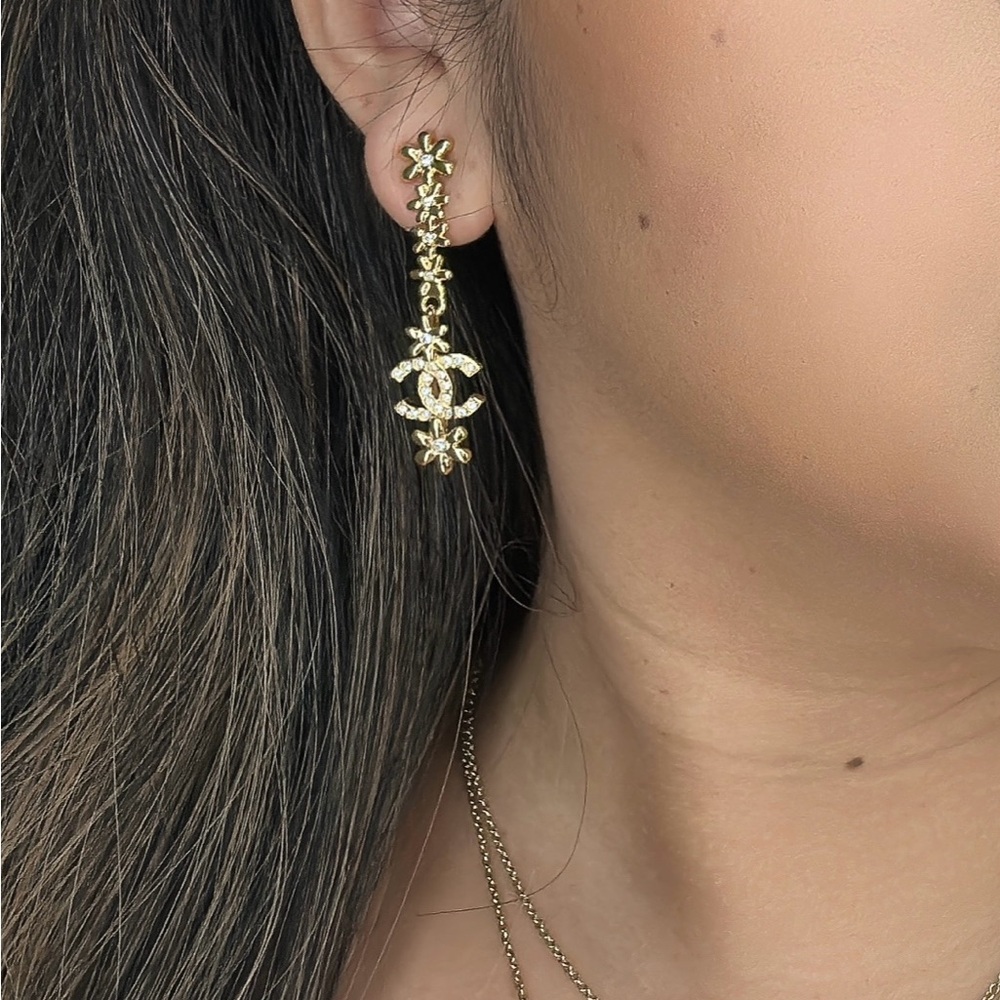 ❌ SOLD ❌ Chanel Drop Gold Earrings CC Logo and Floral Design - Picture 6 of 6